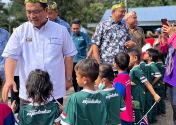 SULAIMAN Md. Ali bersalaman dengan anak-anak orang asli ketika mengadakan lawatan di Dewan Terbuka Kampung Orang Asli Bukit Payung, Alor Gajah, Melaka.