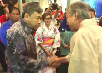 SULTAN Sharafuddin Idris Shah berkongsi gambar baginda bersalaman dengan Makio Miyagawa ketika menghadiri perayaan festival Bon Odori di Kompleks Sukan Negara Shah Alam Panasonic pada 2016 di Shah Alam, Selangor.