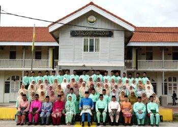 SULTAN  Nazrin Muizzuddin Shah (tengah) bergambar di hadapan bangunan induk Madrasah Idrisiah pada Sambutan 100 Tahun madrasah itu di Kuala Kangsar hari ini. - UTUSAN/ZULFACHRI ZULKIFLI