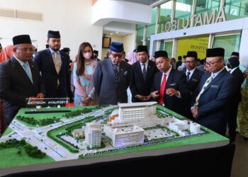 SULTAN Selangor, Sultan Sharafuddin Idris Shah berkenan merasmikan Hospital Cyberjaya. - UTUSAN/FAISOL MUSTAFA