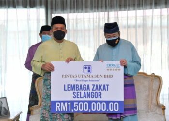 SULTAN Sharafuddin Idris Shah berkenan menerima replika cek zakat perniagaan daripada Zainudin Karjan dalam satu majlis di Istana Bukit Kayangan di Shah Alam, Selangor.