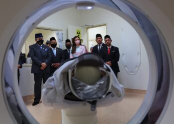 SULTAN Sharafuddin Idris Shah mencemar duli melawat Jabatan Radiologi di Hospital Cyberjaya. - UTUSAN/FAISOL MUSTAFA