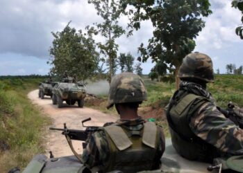 ANGGOTA tentera meronda kawasan Kampung Tanduo ketika pencerobohan tentera Sultan Sulu di Lahad Datu pada 2013.