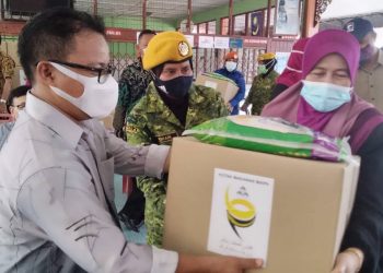 MOHD. Sabli Bakri menyampaikan sumbangan makanan kepada mangsa banjir di Bagan Serai hari ini. - UTUSAN/WAT KAMAL ABAS