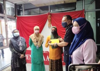 MUHAMAD Zaki (dua dari kanan) menyerahkan sumbangan kepada Rohaya Hassan di HRPZ II Kota Bharu, Kelantan hari ini. - UTUSAN/ ROHANA MOHD.NAWI