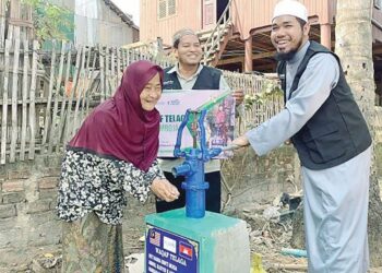PERTUBUHAN Arrasyid ketika bersama seorang penerima sumbangan dikenali Kalsom yang gembira apabila mendapat kemudahan air menerusi Projek Waqaf Telaga di Kemboja.