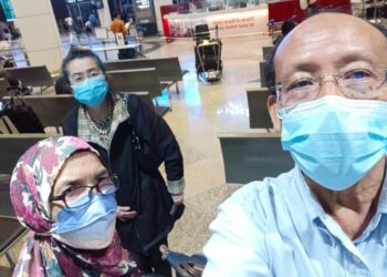 SUMILAH Mat Jamil (belakang) bersama saudara terdekat ketika dijemput di Lapangan Terbang Antarabangsa Kuala Lumpur (KLIA) kelmarin.