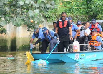 SUKARELAWAN  mengutip sampah di Sungai Tebrau sempena Program Pembersihan Sungai Tebrau, Johor Bersih@Tebrau di Bakar Batu, Johor Bahru.
