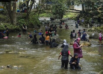 Warga kota mengambil kesempatan cuti hujung minggu membawa  keluarga berkelah selepas kebenaran rentas daerah di Selangor, Kuala Lumpur dan Putrajaya yang beralih kepada Fasa 2 Pelan Pemulihan Negara (PPN) ketika tinjauan di Sungai Congkak, Selangor baru-baru ini. MINGGUAN/FARIZ RUSADIO