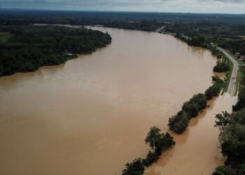 LIMPAHAN air Sungai Pahang baru-baru ini menyebabkan laluan menghubungkan Bera dan Temerloh ditutup kepada semua jenis kenderaan. - FOTO/MUHAMAD IQBAL ROSLI