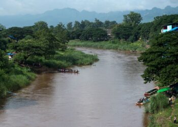 PEKERJA migran pernah melintas sempadan Thailand dan Myanmar menaiki bot di Sungai Moei, utara Thailand, 2017. -AFP