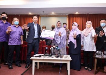 LARRY Sng menyerahkan replika kad keahlian PBM kepada Zuraida Kamaruddin di Kuala Lumpur, hari ini. - UTUSAN/AFIQ RAZALI