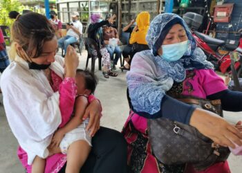 NORSIMA Hussin (kiri) bersama ibunya tidak dapat menahan sebak memikirkan rumahnya musnah dalam kebakaran di Kampung Tanjung Aru, Kota Kinabalu, Sabah.