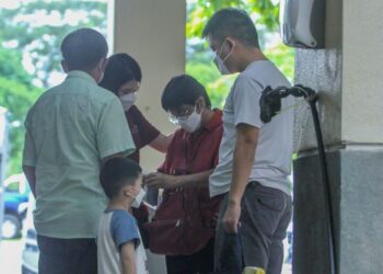 SUASANA suram ketika ahli keluarga mangsa tanah runtuh hadir ke Jabatan Forensik Hospital Sungai Buloh bagi proses pengecaman identiti mayat yang terkorban ekoran tanah runtuh di Father's Organic Farm, Hulu Selangor. - UTUSAN /AMIR KHALID