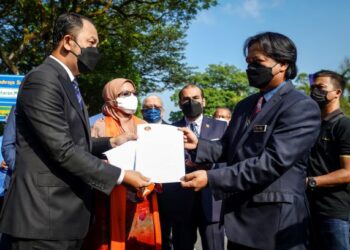 MOHD, Yusmadi Mohd,. Yusoff (kiri) bersama ahli Dewan Negara yang terdiri daripada lantikan Yang di-Pertuan Agong  dan Dewan Undangan Negeri (DUN) menyerahkan  memorandum kepada  Muhd Sujairi Abdullah (dua dari kanan) di pekarangan bangunan Parlimen, hari ini.  - UTUSAN/FARIZ RUSADIO