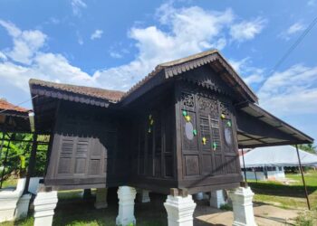 SURAU ini dibina pada 1910 oleh seorang tukang kayu, Mohamed Sopian Abdul Wahab yang terkenal dengan kehalusan seni ukiran.