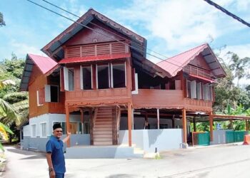 NORDIN Abdul Malek menunjukkan surau lama yang dibaik pulih untuk digunakan penduduk di Kampung Bandar Tua, Pasir Salak, Perak. - UTUSAN/AIN SAFRE BIDIN