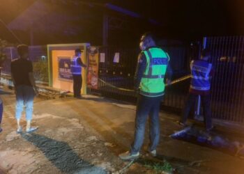 ANGGOTA polis dan anggota penguat kuasa pejabat agama Islam daerah menutup sebuah surau di Jempol selepas dikesan melanggar SOP PKP 3.0 yang ditetapkan. - IHSAN POLIS