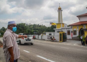 MOHD. ISA OTHMAN menunjukkan lokasi  kemalangan yang meragut tiga nyawa di Jalan Mambau-Port Dickson, berhadapan Surau Al-Muqqarabin, Kampung Mambau, Seremban, Negeri Sembilan, semalam.