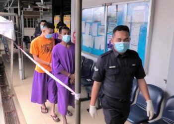 EMPAT suspek dibawa keluar dari Mahkamah Kangar, Perlis selepas mendapat perintah reman lima hari bagi membantu siasatan insiden tembakan yang mengorbankan seorang anggota PGA  di sempadan Malaysia-Thailand, baru-baru ini.