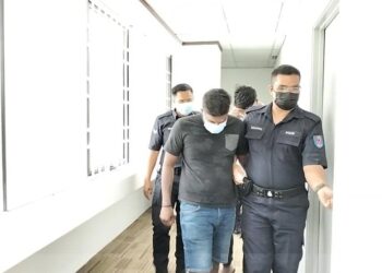 DUA suspek (tengah dan belakang) kes pembunuhan seorang lelaki dua minggu lalu dihadapkan di Mahkamah Majistret Ipoh hari ini. - UTUSAN/ASLIZA MUSA