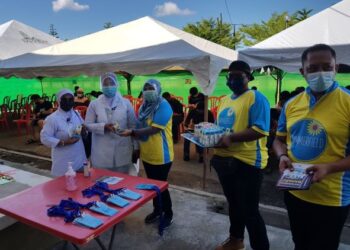 KAKITANGAN syarikat Hud Distribution Sdn. Bhd. menyerahkan susu jenama Summerfield kepada petugas barisan hadapan di PPV Stadium Bagan Serai, Perak.