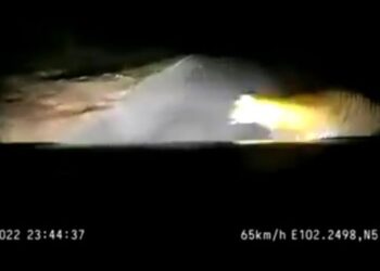 TANGKAP layar video yang menunjukkan sebuah kenderaan dirempuh pak belang dalam kejadian di jalan Tok Bok-Selising, Machang, semalam.