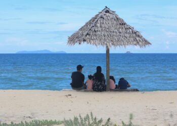 PELANCONG tidak melepaskan peluang bergambar di Pantai Mangkuk di Setiu, hari ini. - PUQTRA HAIRRY ROSLI