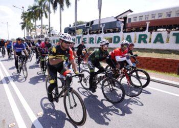 PESERTA program Cabaran Kayuhan Negeri Sembilan Bersih sempena Hari Sukan Negara 2021 melalui hadapan Muzium Tentera Darat di Port Dickson hari ini. - UTUSAN/MOHD. SHAHJEHAN MAAMIN