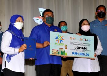 SETIAUSAHA Bahagian Kerajaan Tempatan, Mohd. Farid Kassin (dua dari kiri) menyampaikan hadiah kepada SMK Nusa Damai yang menang pertandingan kitar semula sempena Sambutan Hari Kitar Semula Kebangsaan Peringkat Negeri Johor 2021 di Pusat Konvensyen Antarabangsa Persada, Johor Bahru. Turut kelihatan, Cairul Hisham Jalaluddin (kanan). -UTUSAN/RAJA JAAFAR ALI