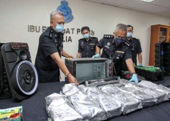 IMRAN Abd. Rahman (dua kiri) menunjukkan barang rampasan dadah jenis syabu di Bangunan AMC, KLIA, Sepang, Selangor. - UTUSAN/FAISOL MUSTAFA