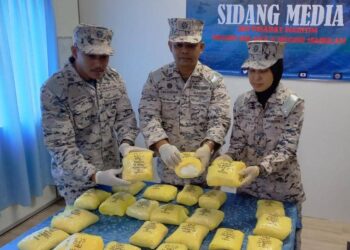ISKANDAR Ishak (tengah) menunjukkan dadah disyaki jenis syabu di Ibu Pejabat Maritim Malaysia Melaka dan Negeri Sembilan di Kuala Linggi, Alor Gajah, Melaka. - UTUSAN/AMRAN MULUP