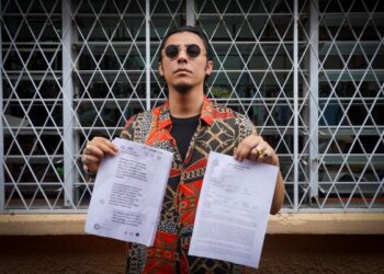 SYAMSUL Yusof menunjukkan salinan laporan polis yang dibuatnya di Balai Polis Taman Melawati, Kuala Lumpur.