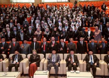 IDRIS Ahmad (duduk tengah) bergambar bersama Anggota Majlis Peguam Syarie Wilayah-Wilayah Persekutuan Yang Pertama di Kompleks Islam Putrajaya. - UTUSAN/FAISOL MUSTAFA