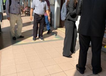 WAKIL syarikat pembuatan makanan (tengah) yang didenda RM25,000 atas pertuduhan gagal mengadakan prosedur kerja yang selamat hingga menyebabkan kecederaan kepada pekerjanya dalam kejadian April lalu di Mahkamah Sesyen Ipoh hari ini.  - IHSAN JKKP
