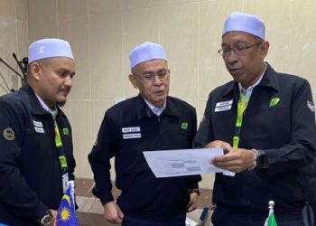 MOHD. Sawal Abong (tengah) mendengar penerangan yang diberikan oleh Pengurus Maktab 78, Mohd. Shafiq Shawal (kiri), dan Pengurus Maktab 77, Mohd. Ridzuan Wahi mengenai kesiapsiagaan operasi TH.