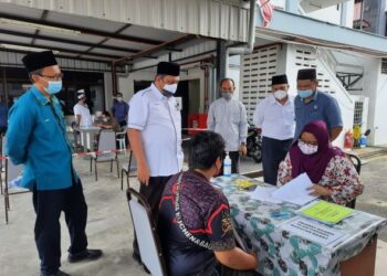 SYED IBRAHIM Syed Ahmad (dua dari kiri) melakukan tinjauan operasi Pejabat Agama Islam Pahang Barat, yang baharu di Jalan Masjid di Kuantan, Pahang. - FOTO/ DIANA SURYA ABD WAHAB