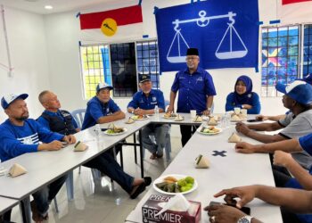 SYED Ibrahim Kader ketika bersarapan pagi bersama jentera BN PDM Batu 13 di Kampung Tengah, Puchong, Selangor. - UTUSAN/KAMARIAH KHALIDI