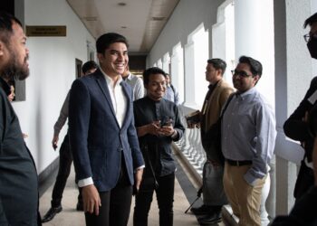 SYED Saddiq Syed Abdul Rahman (dua dari kiri) hadir di Mahkamah Tinggi Kuala Lumpur bagi perbicaraan kes bersubahat pecah amanah, salah guna harta dan pengubahan wang haram (AMLA). - UTUSAN/FAIZ ALIF AHMAD ZUBIR