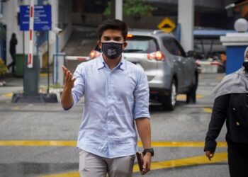 SYED Saddiq Abdul Rahman hadir ke IPD Dang Wangi berhubung isu Tajuddin Abdul Rahman yang tidak memakai pelitup muka dalam siidang akhbar. -UTUSAN/SHIDDIEQIIN ZON
