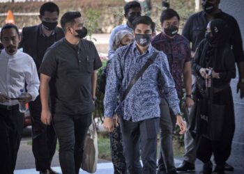 SYED Saddiq Syed Abdul Rahman hadir ke Mahkamah Tinggi Kuala Lumpur hari ini bagi perbicaraan kes penyelewengan wang anggaran RM1 juta semasa memegang jawatan Ketua Armada Bersatu. UTUSAN/FAIZ ALIF AHMAD ZUBIR