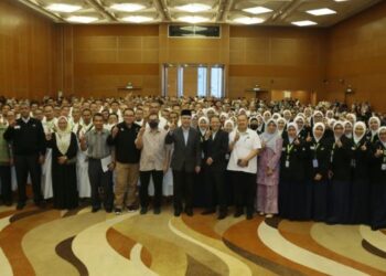 SYED SALEH Syed Abdul Rahman bergambar dalam majlis keraian kumpulan kedua petugas haji berlepas ke Tanah Suci di Pusat Konvensyen Movenpick, Sepang, Selangor, hari ini, - UTUSAN/AMREE AHMAD