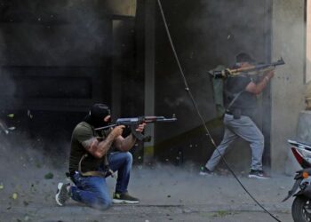 PELAMPAU gerakan Syiah Hezbollah dan Amal berbalas tembakan dengan tentera kerajaan di Tayouneh, Beirut.-AFP