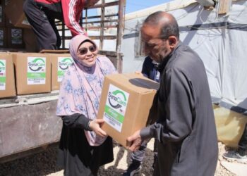 SITI Sakinah Meor Omar Baki menyampaikan sumbangan kepada pelarian Syria dalam misi bantuan kemanusiaan baru-baru ini.