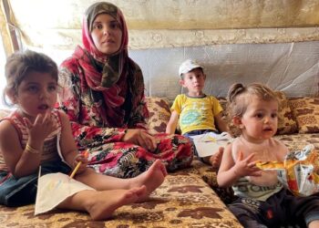 BATUL al-Soleh bersama tiga anaknya hidup menyewa di sebuah khemah di A'zaz, Syria.