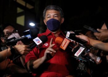 MOHAMAD Hasan mengadakan sidang akhbar selepas Mesyuarat Badan Perhubungan UMNO negeri di Villa D’Acqua, Kampung Pulau, Masjid Tanah, Melaka. UTUSAN/RASUL AZLI SAMAD