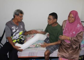 MOHD. Akherruddin Chik (kiri) dan Mariam (kanan) tetap cekal dan tabah menjaga Mohd. Fazly yang mengalami penyakit kencing manis kronik di Taman Kasturi, Gemencheh, Tampin. - UTUSAN/NOR AINNA HAMZAH