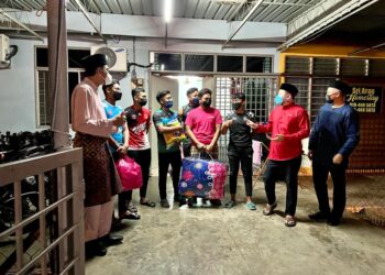 FATHUL Bari Mat Jahya (dua dari kanan) mengunjungi rumah pelajar UiTM dan menyampaikan bantuan di Taman Sri Wang, Arau, Perlis.- UTUSAN/MOHD. HAFIZ ABD. MUTALIB