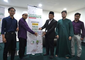 AHMAD Fadhli Shaari (tiga dari kanan) melancarkan Tabung Makanan Mahasiswa Negara di Pejabat Agung Pas, Kuala Lumpur. - UTUSAN/AMIR KHALID