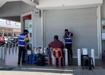 ANGGOTA penguat kuasa JHEAINS ketika menjalankan Op Tabung di sebuah premis di Senawang, Seremban, Negeri Sembilan, semalam. - IHSAN JHEAINS